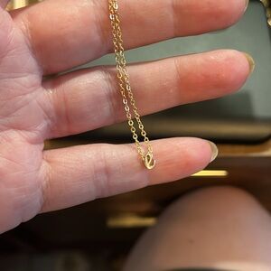 Dainty Gold Tone e Initial Chain Bracelet